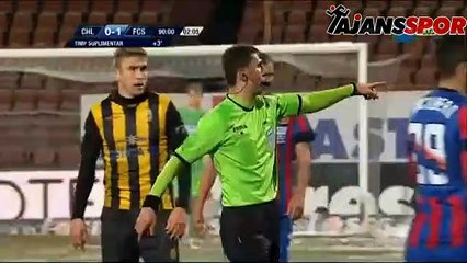 Kırmızı kartı gördü, maçı durdurdu