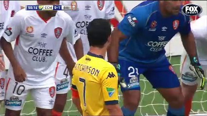 Frikikten gelen sert şutu yüzüyle çıkarttı!