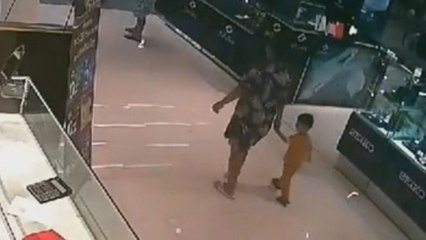 Atracador mata a un niño y dos adultos en el robo de una joyería en Tailandia