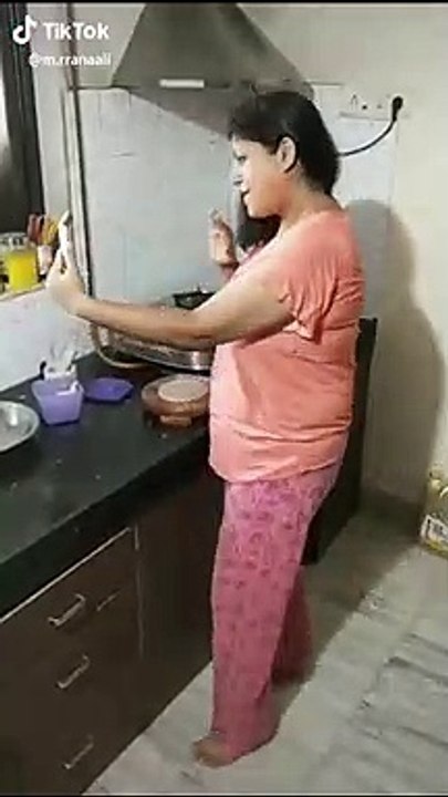 DANCING AUNTY