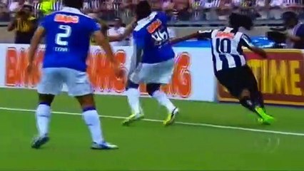 Ronaldinho rakibinin aklını aldı!