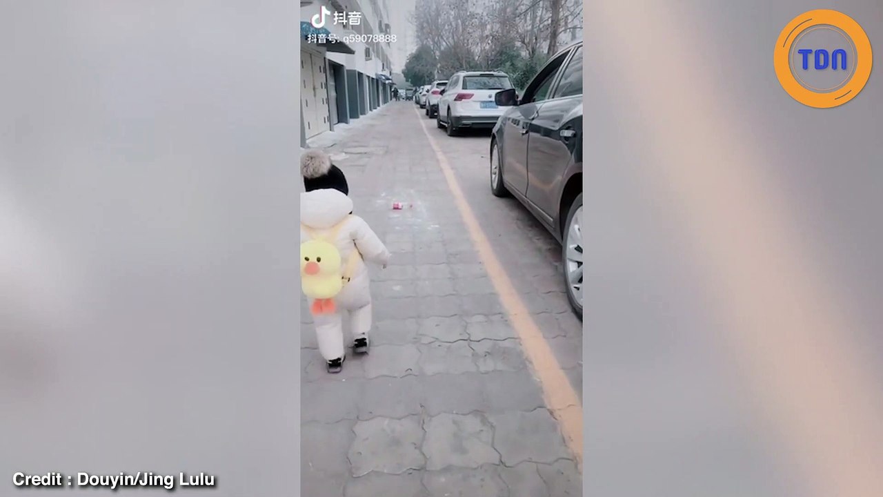 Cette jeune fille va donner une leçon à cet automobiliste !