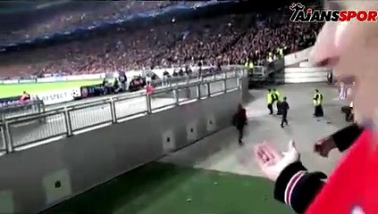Ajax-Barcelona maçında olay! Taraftar canından oluyordu...