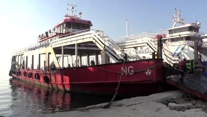 Çanakkale Boğazı'nda balıkçı teknesi yolcu feribotuna çarptı (3)
