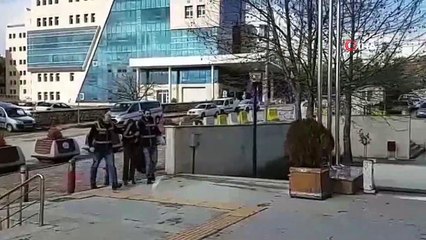 Otomobilin camını taşla kırıp, böyle soydular