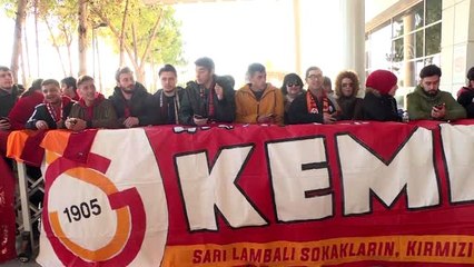 Kamp için Antalya'ya gelen Galatasaray havalimanında taraftarlarca karşılandı