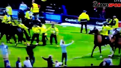 Yok artık at! Sahaya girdi görevliyi ezdi...
