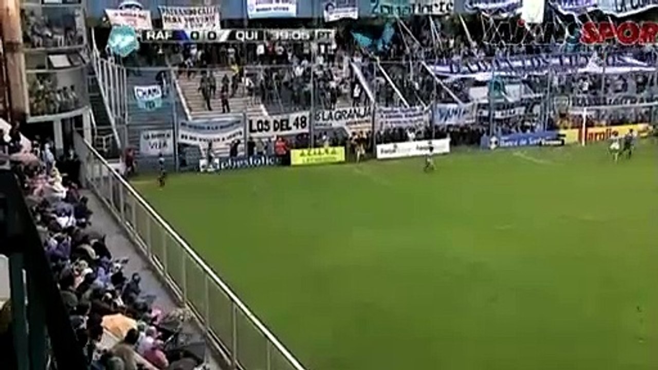 Defans oyuncusu 30 metreden bombaladı!