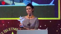 Beren Saat, aldığı ödülü 'İstanbul Üniversitesi öğrencilerinin verdiği onur mücadelesine' adadı