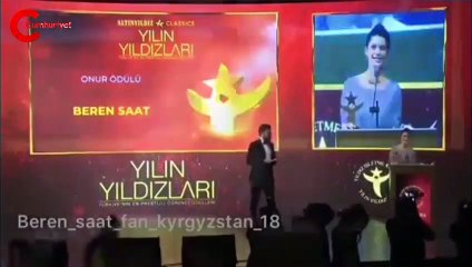 Beren Saat, ödülünü İstanbul Üniversitesi öğrencilerine ithaf etti