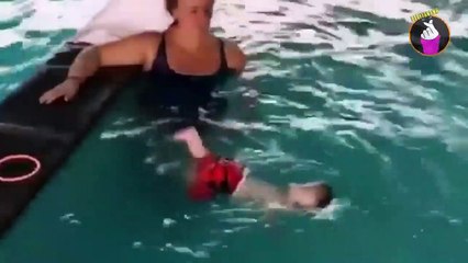 Orang Bule Anak Baru Umur 1 Tahun Udah Bisa Berenang Sendiri, Perhatikan Videonya!