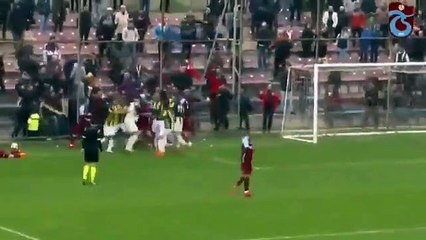 Trabzonspor U21 - Fenerbahçe U21 arasında oynanan maçın son saniyelerinde saha karıştı!