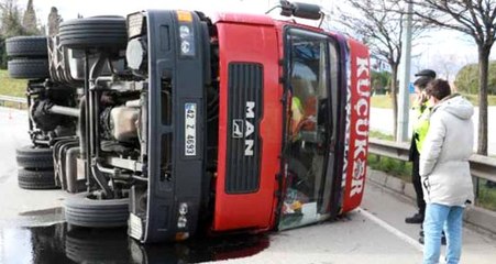 Elma yüklü TIR devrildi, sürücü yara almadan kurtuldu