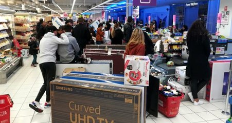 Televizyonlara yanlış fiyat etiketi koyan marketin müşterileri, polis müdahalesiyle dağıtıldı