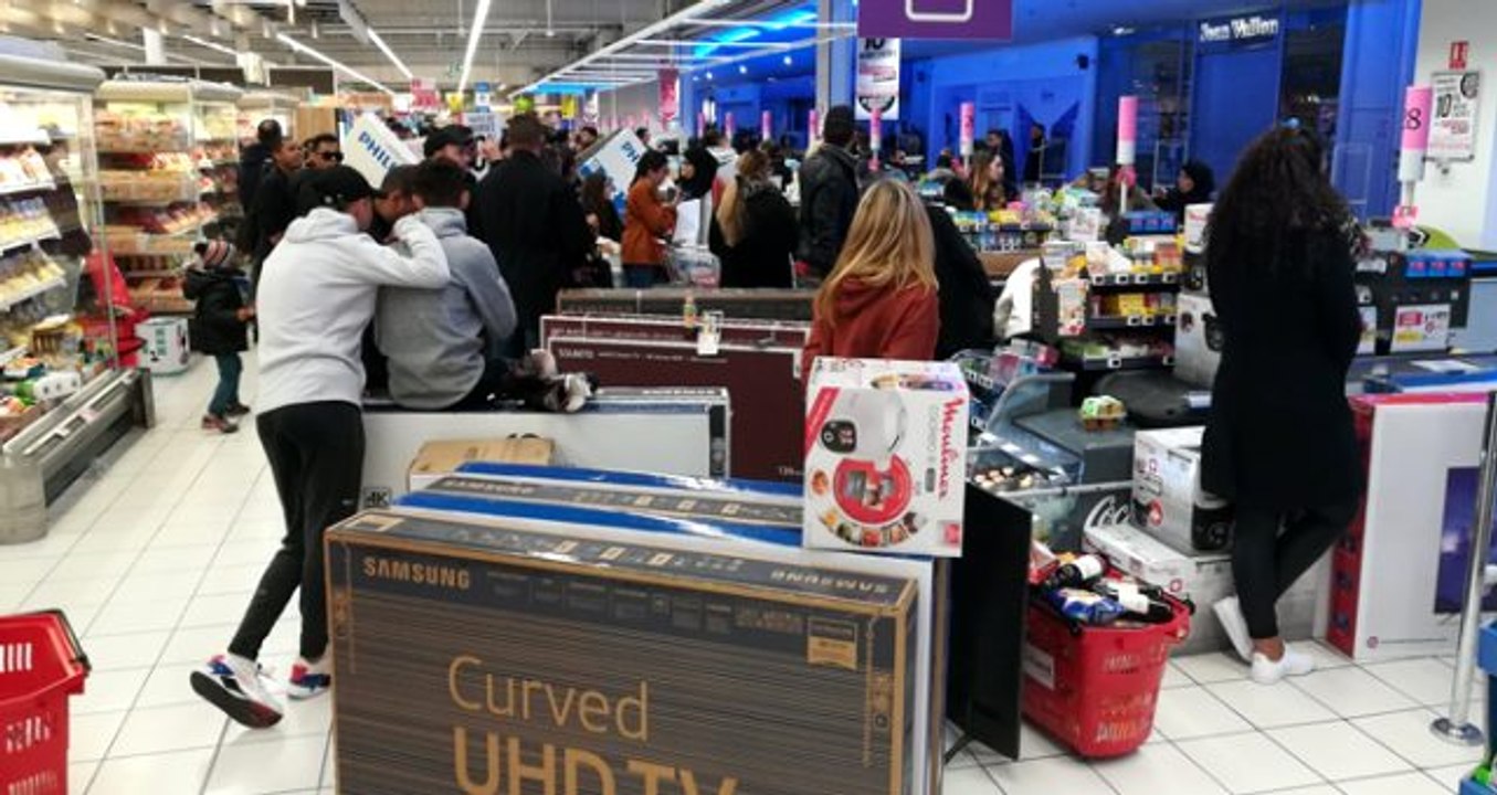 Televizyonlara yanlış fiyat etiketi koyan marketin müşterileri, polis müdahalesiyle dağıtıldı