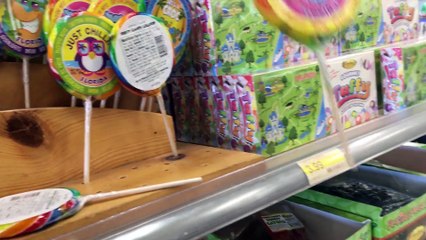 Visitando a Loja e comprando   Brinquedos e Roupas Infantis