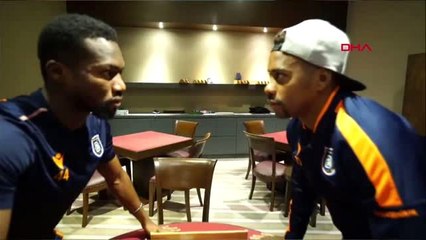 Spor-robinho ve azubike 'çiçek abbas' filmindeki atışmayı oynadı