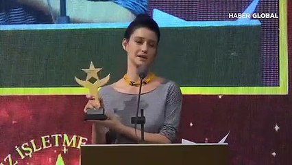 Beren Saat, "Onur Ödülü"nü İstanbul Üniversitesi öğrencilerine adadı