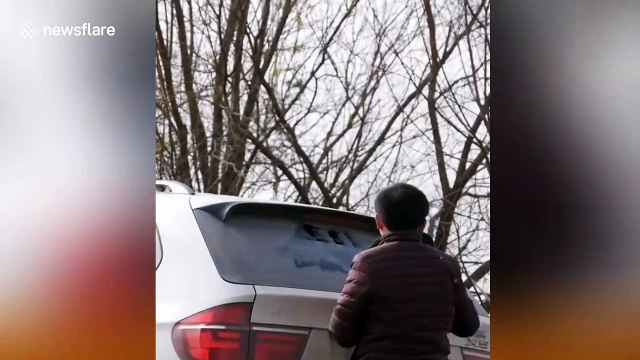 Talented artist creates incredible celebrity portraits from dust on car windows in China