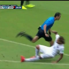 Jermaine Jones hakemle çarpıştı!