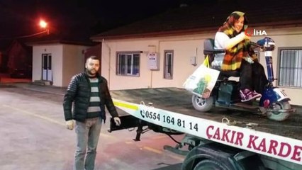 Bolu’da, akülü aracı bozulan engelliyi çekiciyle evine taşıdı