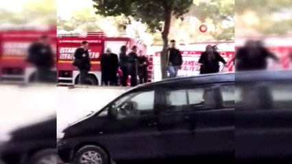 Kontrolden çıkan araç binanın duvarına çarptı, iki kişi araçta sıkıştı