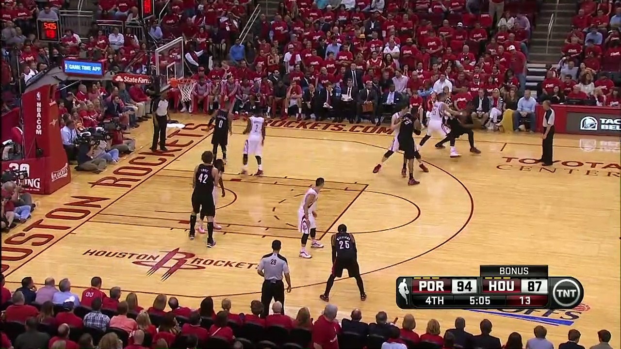 LaMarcus Aldridge "Ömer Aşık"ın üzerinden bastı!