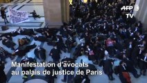 Retraites: des avocats manifestent au palais de justice de Paris