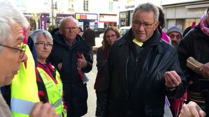 Un manifestant prend à partie le député vendéen Patrick Loiseau