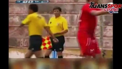 Irkçı tezahüratlara kızıp sahayı terk etti!
