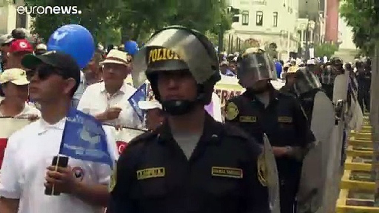 Los taurinos salen a las calles de Perú contra la prohibición de las corridas y peleas de gallos