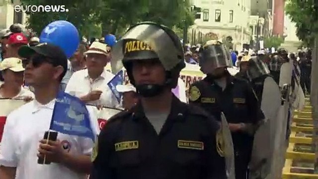 Los taurinos salen a las calles de Perú contra la prohibición de las corridas y peleas de gallos