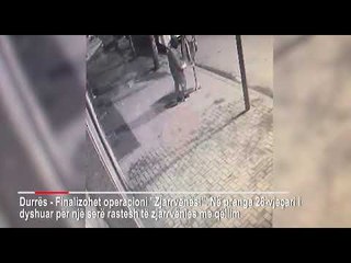 Kamerat kapin piromanin e Durrësit, vetëm sot i vuri zjarrin dy makinave dhe një lokali