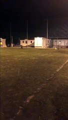 Un sanglier s'invite à l'entraînement de football