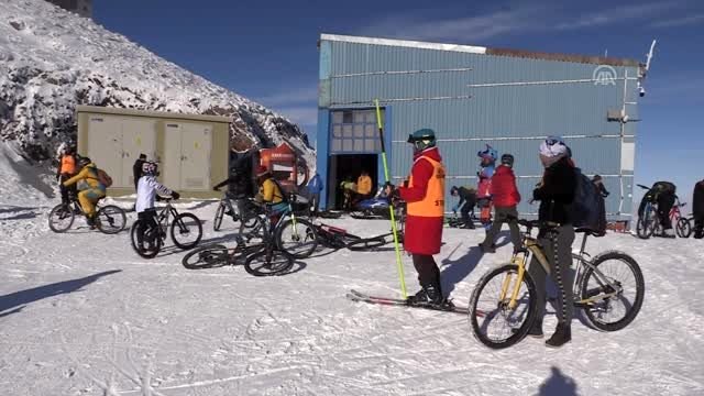 Palandöken'de karda bisiklet heyecanı