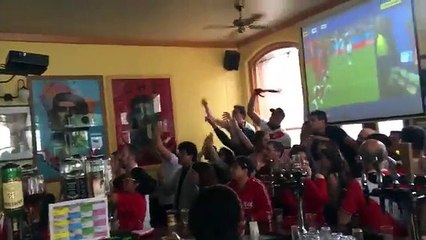 VAR kararı sırasında Peru'da bir bar