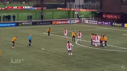 Sydney van Hooijdonktan babasını anımsatan bir frikik golü