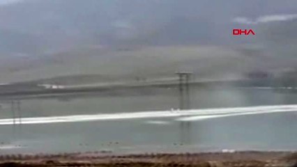Siirt su altında kalan köprüden geçmeye çalışan sürücüler mahsur kaldı