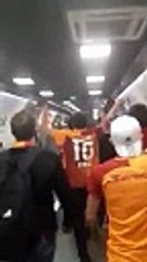 Galatasaray ve Fenerbahçe taraftarları metroda karşılaştı ...