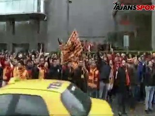 Galatasaraylı taraftarlardan derbi öncesi takıma destek