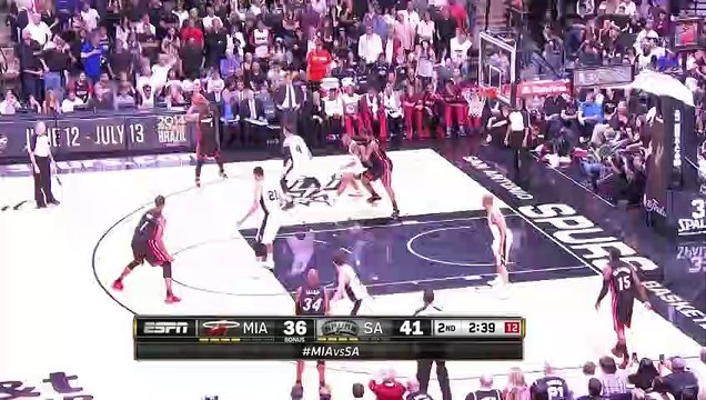 Chris Bosh çift el bastı!