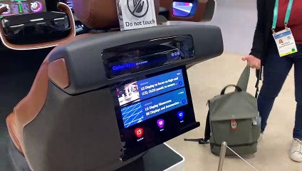 Démonstration de l'intégration d'un écran pliable à l'habitacle d'un véhicule