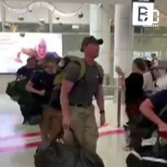 Download Video: Incendies en Australie: Des pompiers américains envoyés en renfort acclamés à l'aéroport