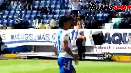 Kaleye bakmadan kafayla aşırtma golü