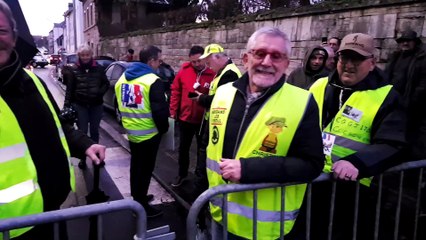 Vesoul : des manifestants sous les fenêtres de la préfecture