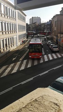 Béziers : un conducteur de la Région Occitanie ne prend même pas soin de s'arrêter à la sortie de cette rue qu'il a pourtant emprunté en sens interdit
