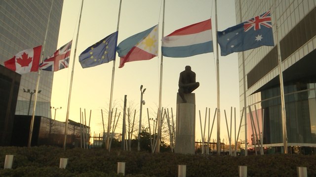 La bandera de Australia ondea a media asta