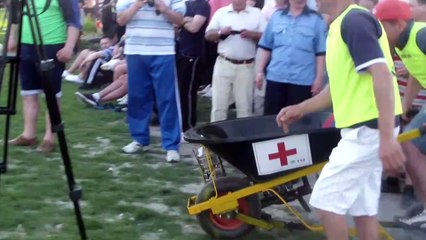 Sakatlanan oyuncuyu motorlu ek arabasıyla aldılar!