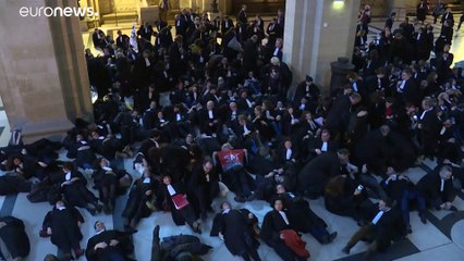 Kreative Juristen: Sleep-In gegen die Rentenreform