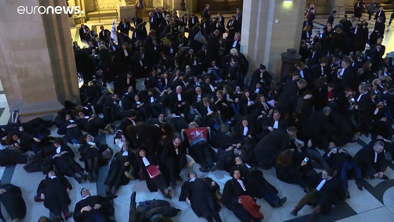 Kreative Juristen: Sleep-In gegen die Rentenreform